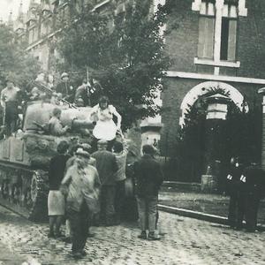 Le premier char americainentrant dans Cambrai, dev