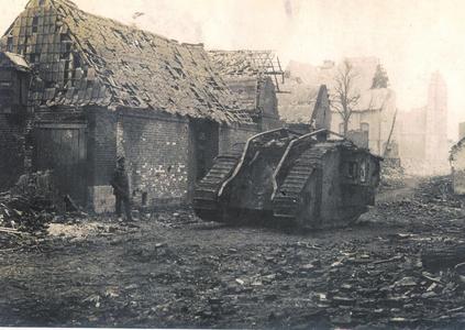 Tank Conqueror II c47 détruit et abandonné, rue de la Liberté. Les ruines de l'église sont visibles au bout de la rue.