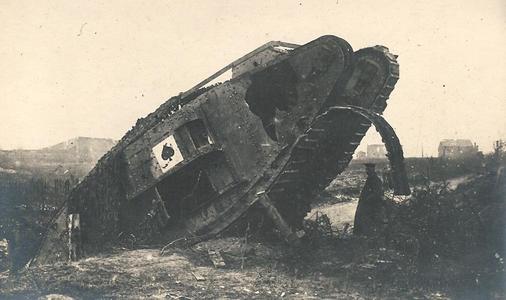 L'épave du tank C51 "Chaperon" git à proximité des ruines de la ferme de Bonavis visibles a l'arrière plan.